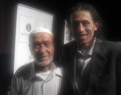 الفنان محمد ابو عفيفة (يمين) الى جانب السيد جواهر العلي